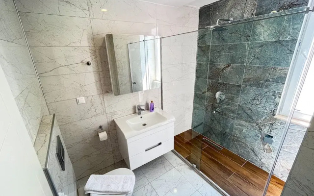 Villa With Private Pool Garden - All Rooms w AC