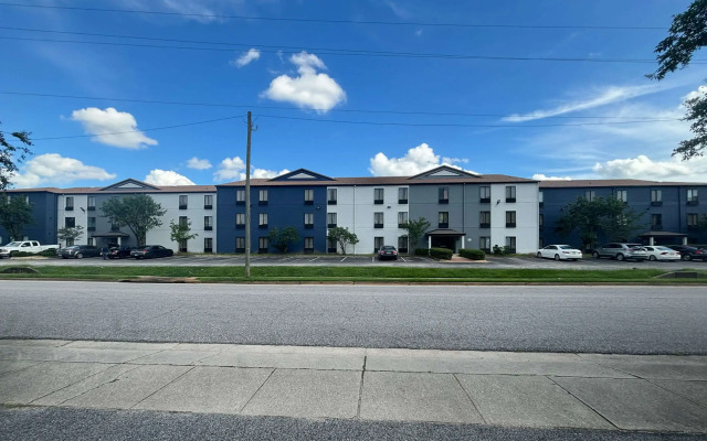Quality Inn & Suites at Airport Blvd I-65