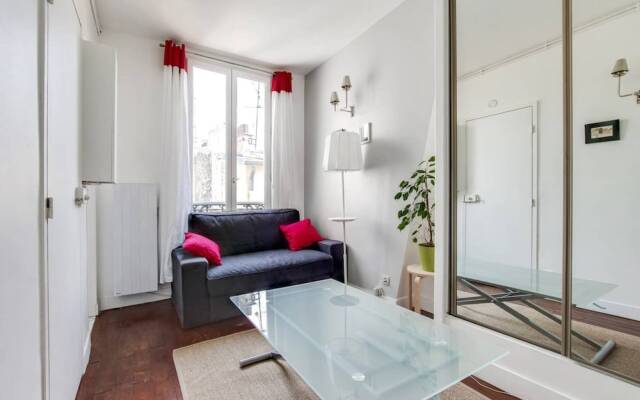 Quaint Apartment With Rooftop Views of Montmarte