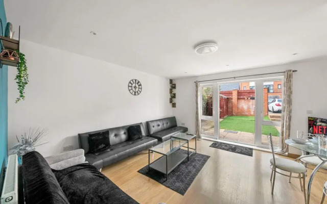 Charming 3 Bedroom House in Reading