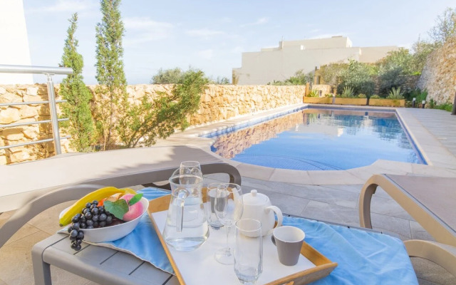 Ta'Siku Gozitan villa + Pool & hot tub