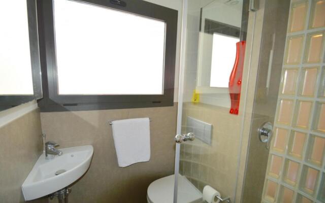 Chic Stylish Apartment with 2 Beds And Roof Terrac