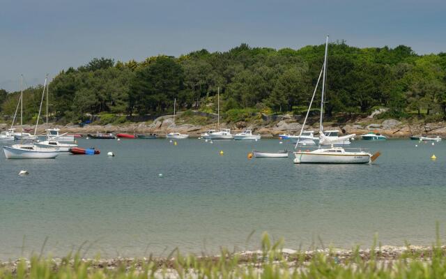 Spacious Villa in Concarneau with Swimming Pool