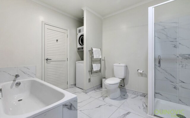 QV Spacious Waterfront with Carpark -962