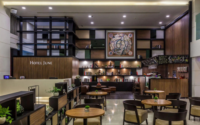 Hotel June