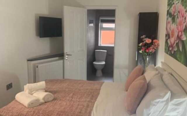 Bloomsbury House - Modern studios near Anfield