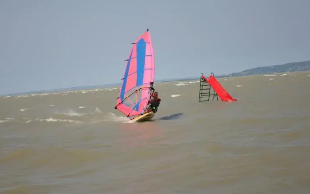 Partközeli kertes nyaralóház Balatonfenyvesen