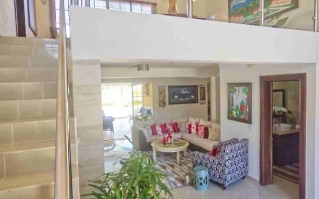 Large Golf View Villa With Pool Jacuzzi and Staff