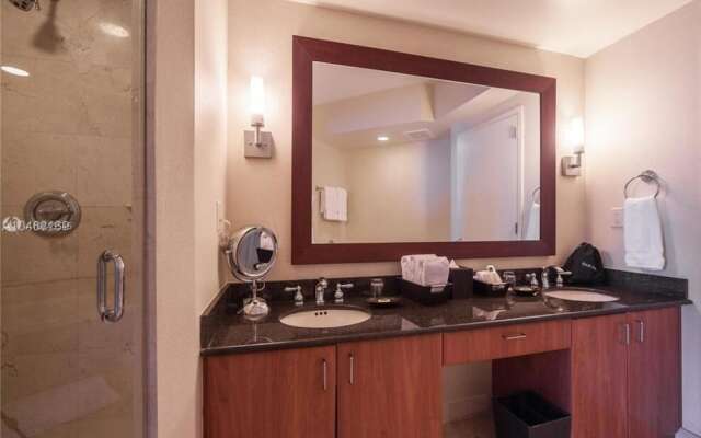 Fabulous Waterfront 2BR 2BA Trump Tower Apartment 6 Guests