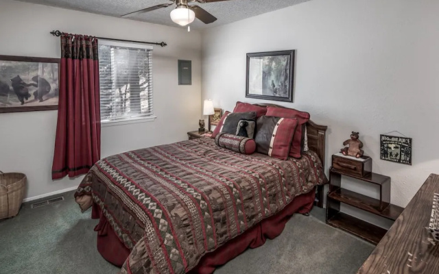 1st Wood N' Box Lodge - Three Bedroom Cabin
