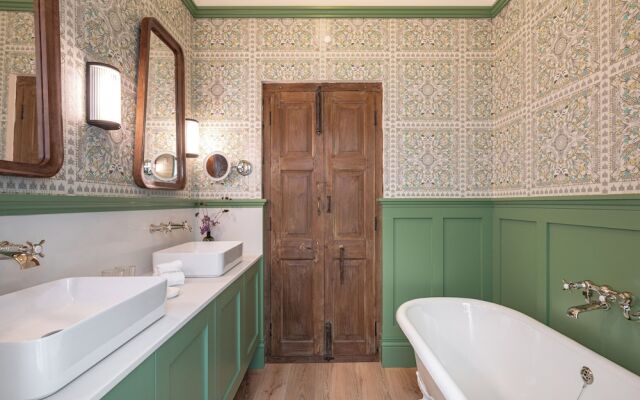 The Green House by Santiago de Alfama