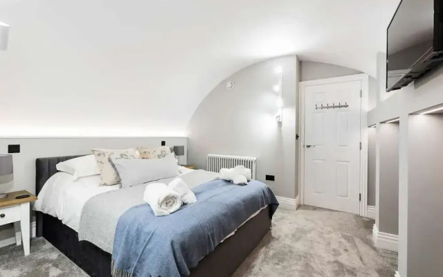 Former Wine Vaults With Hot Tub Private Courtyard