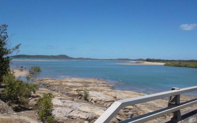 Kinka Palms Beachfront Apartments / Motel