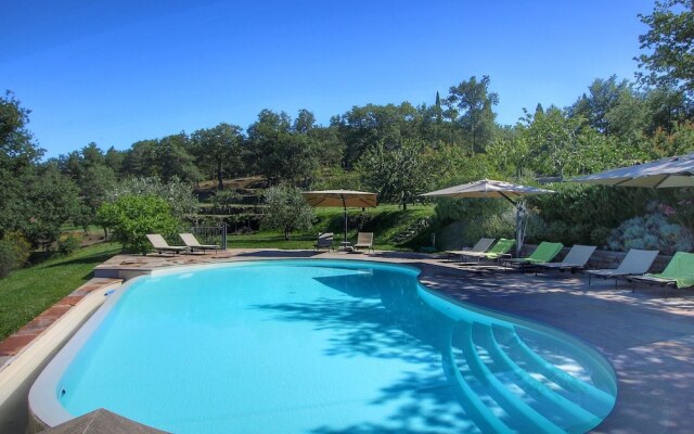Villa in Tuscany With Pool & Vineyard Views