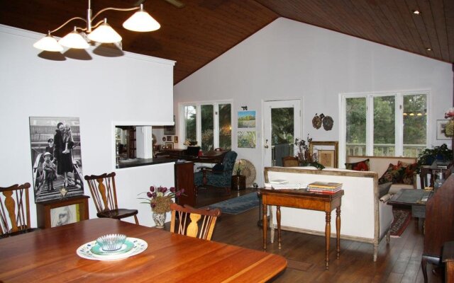 2 Moon Cottage Bed & Breakfast