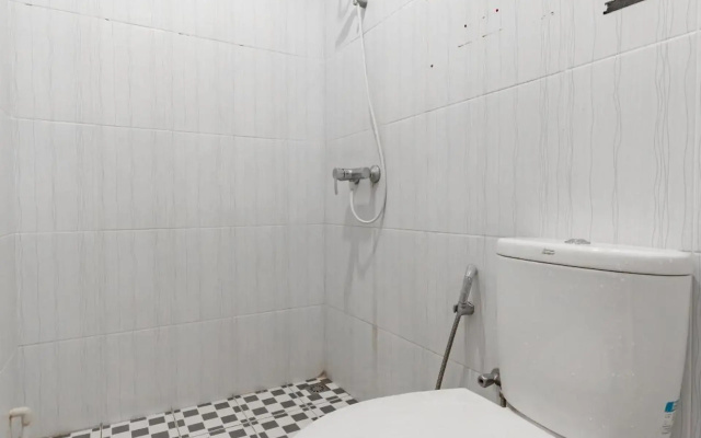 RedDoorz Plus Near Kepri Mall