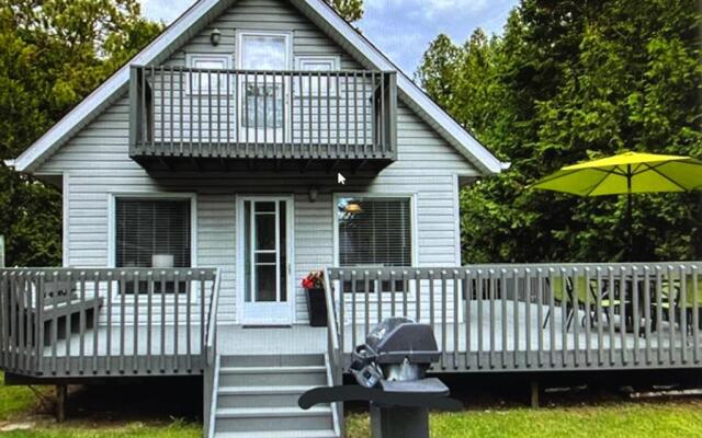 Beachy Chic-Completely renovated- Steps to the Beach