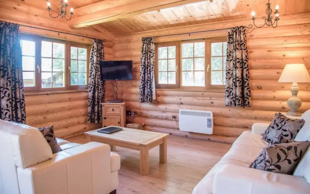 Ash Lodge With Hot Tub, Kingfishers