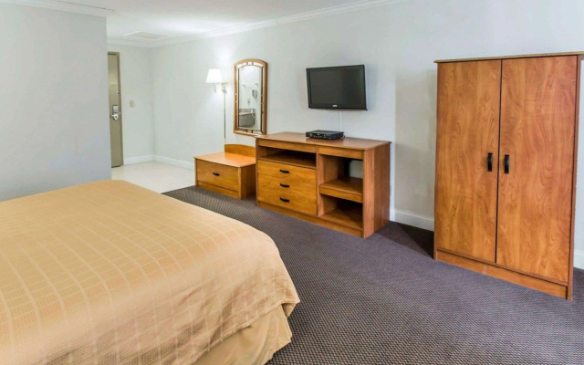 B&B HOTEL Jacksonville Airport – Newly Renovated!