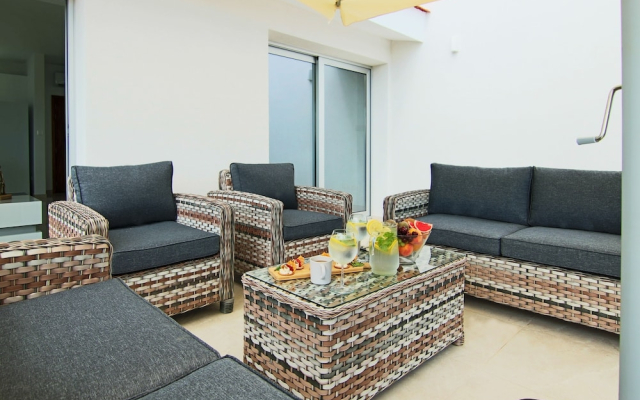 Phaedrus Living: Luxury Villa Ellison