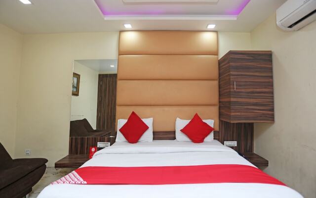 OYO 27864 Hotel Samrat