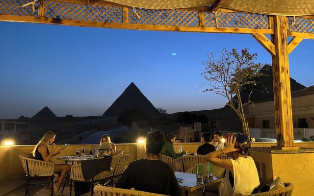The Gate Hotel Front Pyramids & Sphinx View