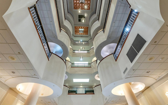 Wyndham Garden Hotel Baronne Plaza