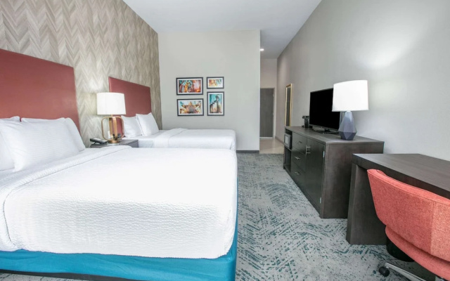 La Quinta Inn & Suites by Wyndham DFW West-Glade-Parks