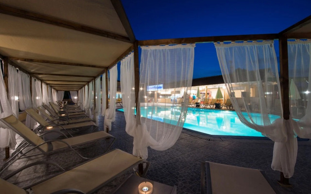 Sandy Beach Complex by Konnect - Poolside Studios and Seaside Apartments
