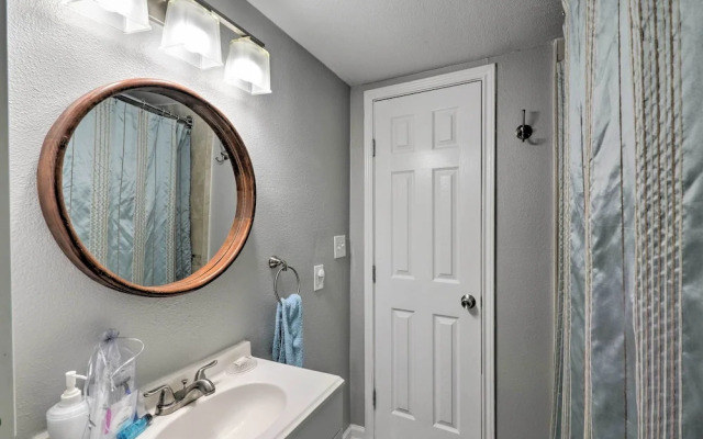 Romantic Apt: Private Patio & Shared Hot Tub!