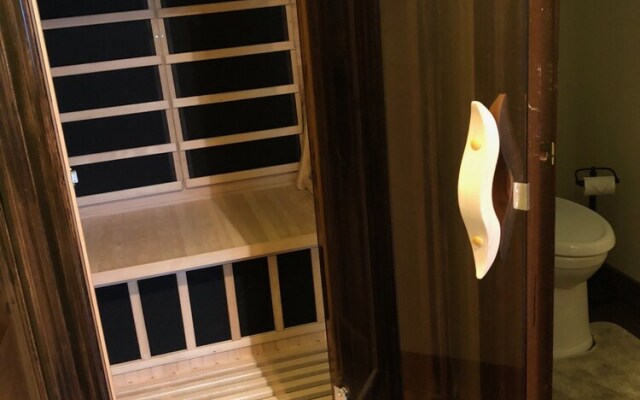 Twelve Oaks Hill Country Inn