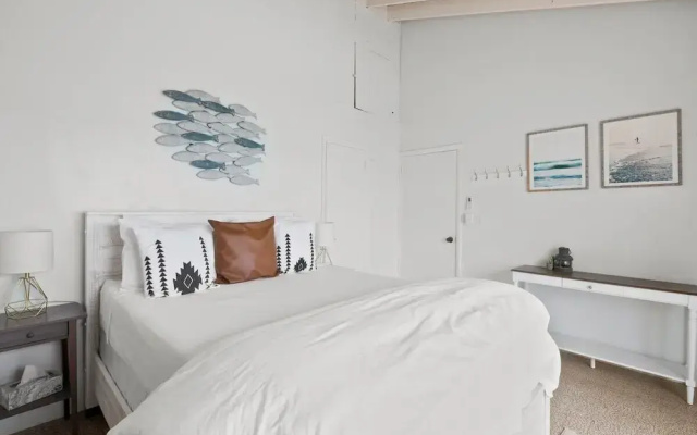 Beachfront White Palm Villa - Tar Bay