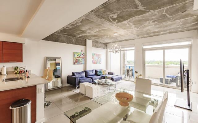 Hang Ten- Large Townhome, lux amenities, parking