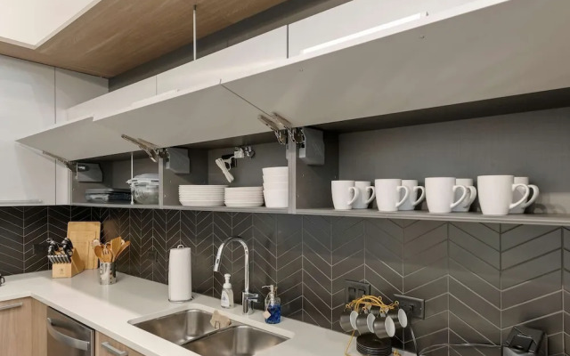 Downtown Charm 2BR Comfort Great Amenities