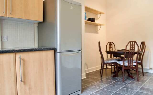 Beautiful Traditional 3 Bedroom Apartment in Edinburgh