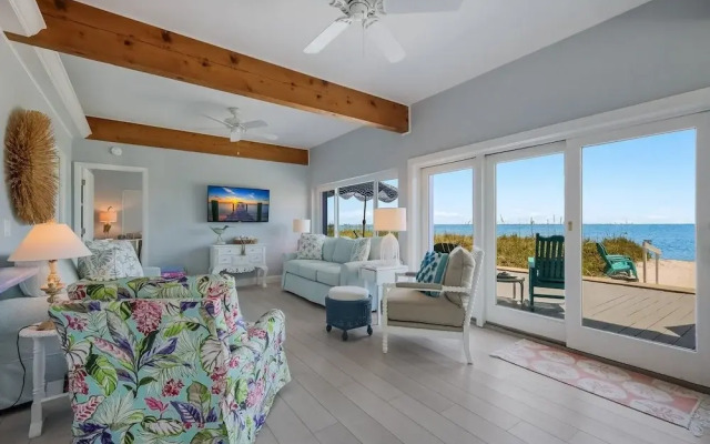 Flamingo Bay 4 Bedroom Home by RedAwning