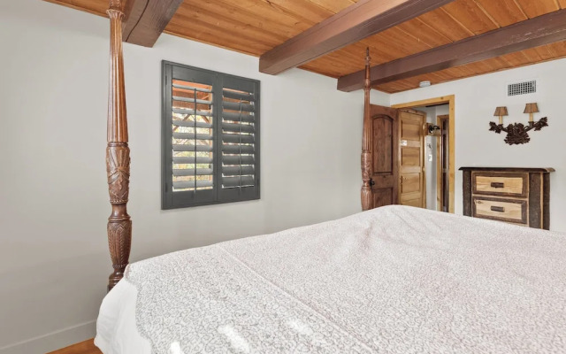 A Woodsy Mountain Retreat