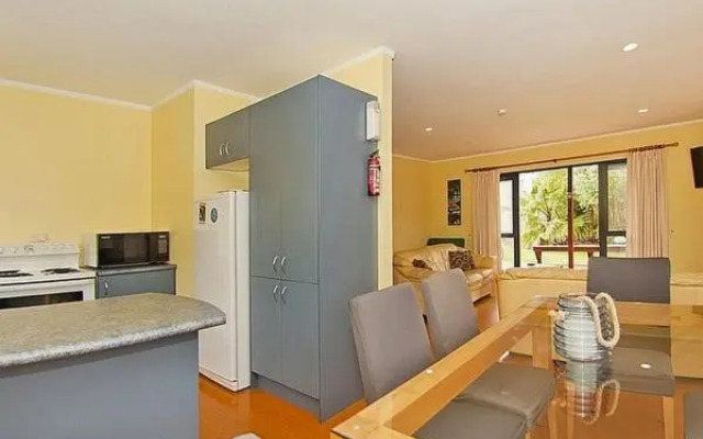 Castleview Getaway Matarangi - Matarangi Holiday Home