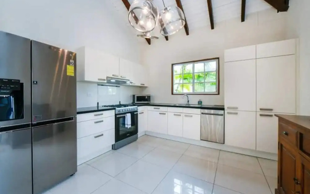 Blue Makini Villa in Noord