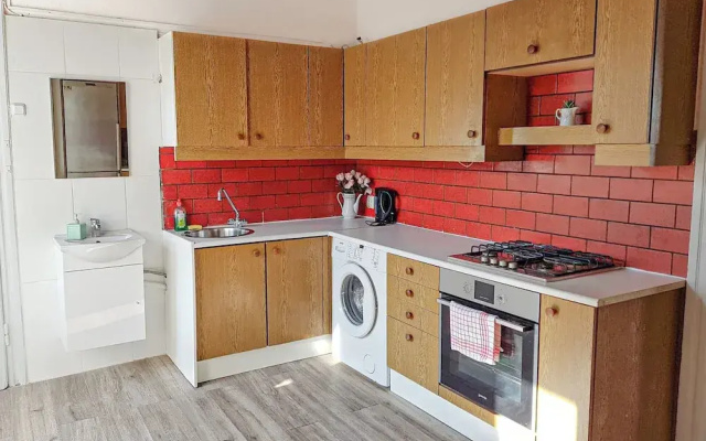 Large 2BR Apt Ideal for Long Stays
