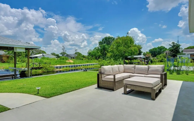 Sebring Serenity: Waterfront Retreat w/ Boat Dock!