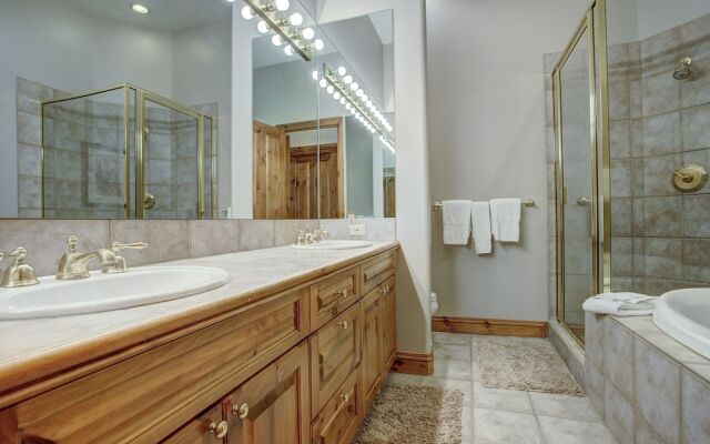 Cozy & Central Arrowhead Ge Townhome, 3br, Sleeps 6 3 Bedroom Townhouse by RedAwning