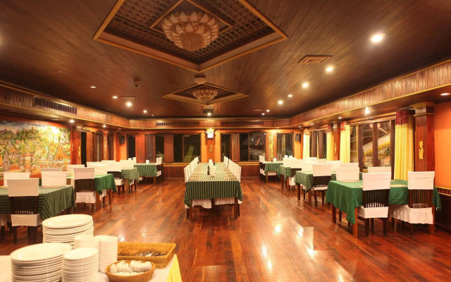 E-Outfitting Vang Thong Hotel
