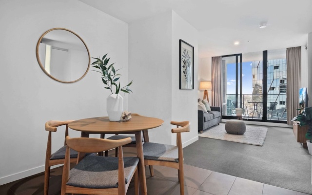 2-bed High-rise Apartment With Pool & Gym – Guest Rooms – Melbourne