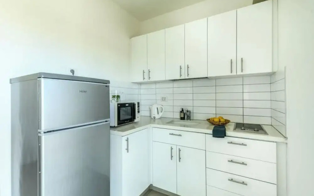 Studio apt w balcony and Kitchen