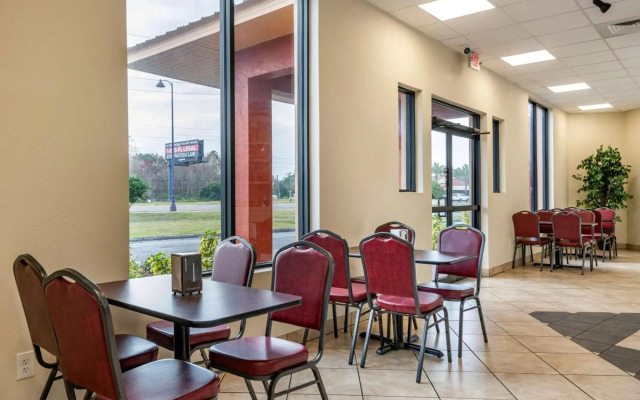 Econo Lodge Inn & Suites Maingate Central