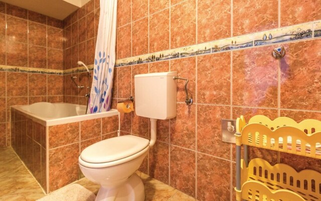 Nice Home in Makarska With Wifi and 2 Bedrooms