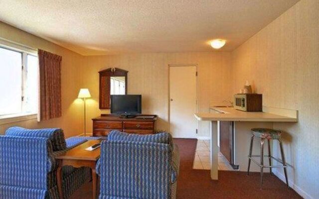 Gold Star Inn & Suites