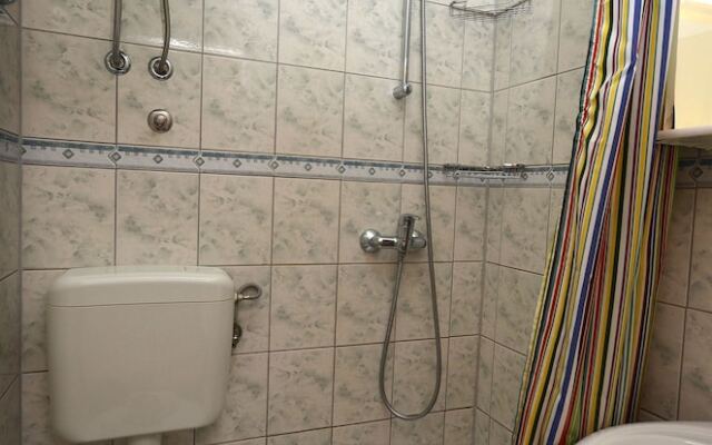 Apartments and Rooms Mladen