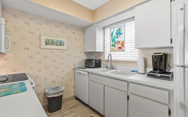 Colony Beach Club 220